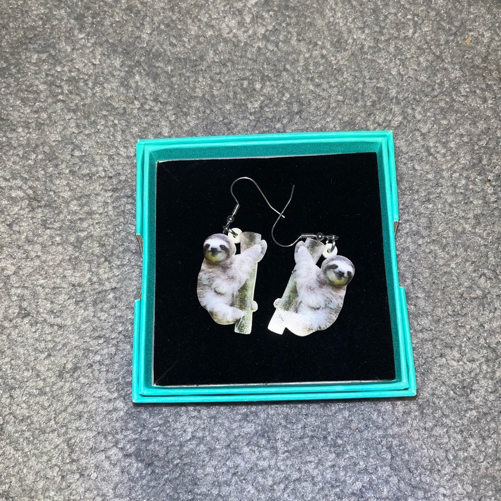 Cute Sloth 🦥 resin earrings - Picture 3 of 4